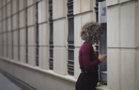 ep una mujer en un cajero automatico
