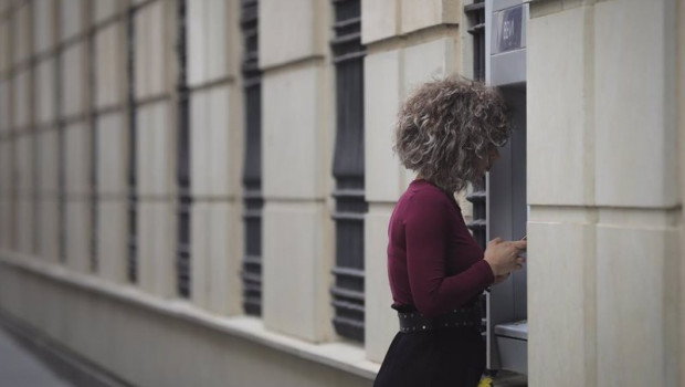 ep una mujer en un cajero automatico