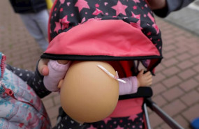 ep una nina pasea por la calle empujando un carrito con un bebe de juguete en madrid espana a 27 de