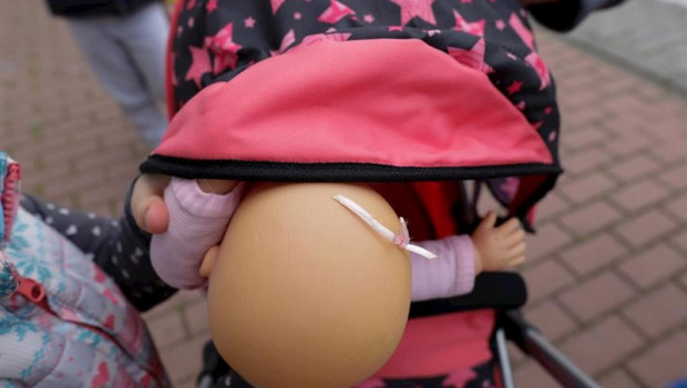 ep una nina pasea por la calle empujando un carrito con un bebe de juguete en madrid espana a 27 de