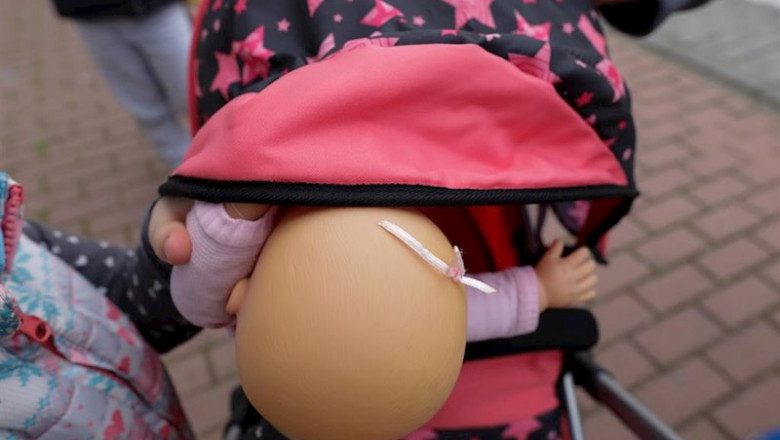 ep una nina pasea por la calle empujando un carrito con un bebe de juguete en madrid espana a 27 de ep una nina pasea por la calle empujando un carrito con un bebe de juguete en madrid espana a 27 de