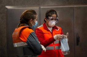 ep una voluntaria de cruz roja habla con una vigilante de seguridad de la estacion catalana de