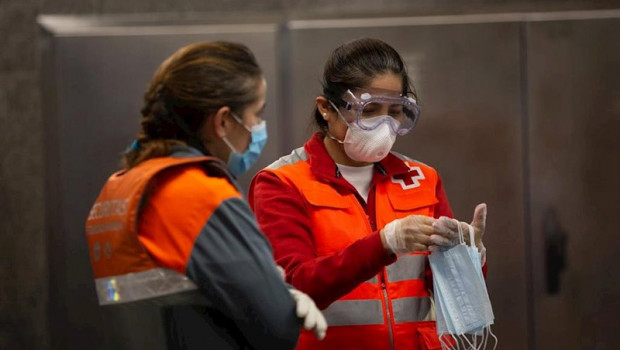 ep una voluntaria de cruz roja habla con una vigilante de seguridad de la estacion catalana de