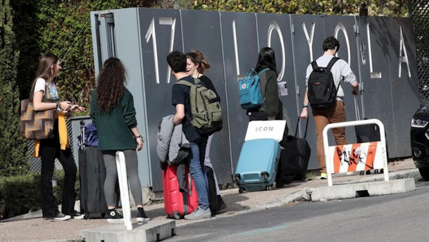 ep universitarios abandonan el colegio mayor loyola de madrid el pasado 11 de marzo el dia que se