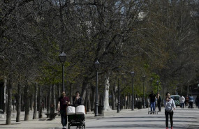ep unos padres pasean a sus hijos en sillita de bebe por el parque del retiro en madrid espana a 11