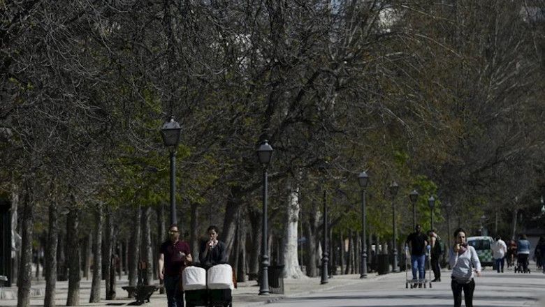 ep unos padres pasean a sus hijos en sillita de bebe por el parque del retiro en madrid espana a 11 ep unos padres pasean a sus hijos en sillita de bebe por el parque del retiro en madrid espana a 11