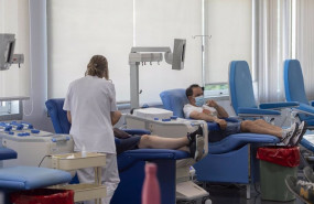 ep varias personas donando en el centro de transfusion durante el acto de agradecimiento en el dia