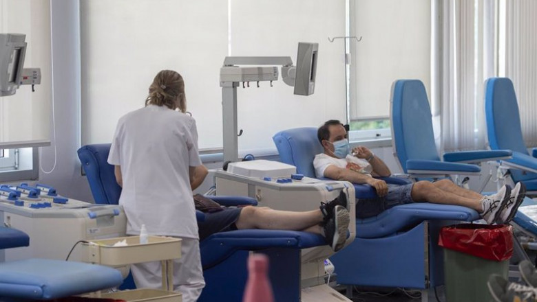ep varias personas donando en el centro de transfusion durante el acto de agradecimiento en el dia