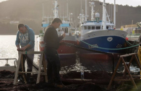 ep varios pescadores en un barco en una imagen de archivo