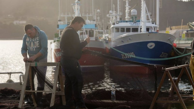 ep varios pescadores en un barco en una imagen de archivo