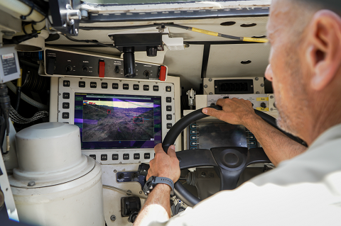 Indra presenta un nuevo sistema de visión 360 en coches blindados basado en IA