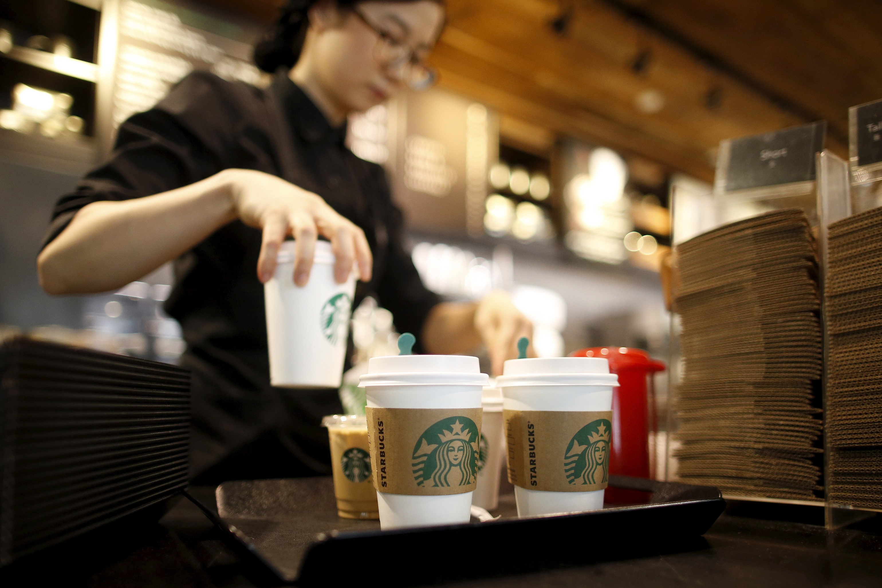 starbucks-veut-engager-2-500-refugies