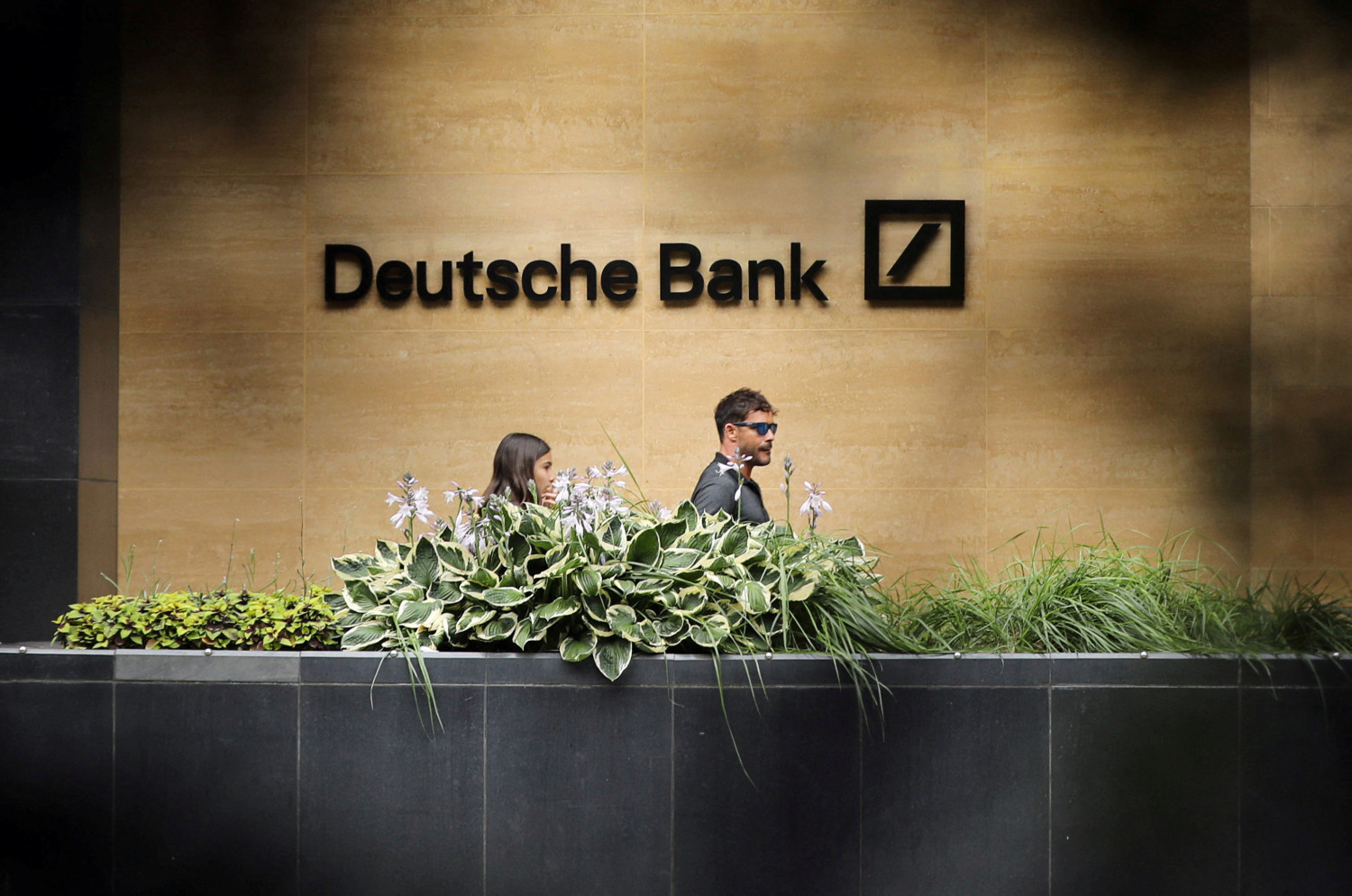 des personnes passent devant un bureau de la deutsche bank a londres 20230524171223 