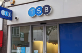 dl banco sabadell tsb bank uk shop sign