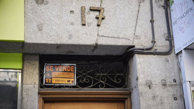 ep archivo   cartel de una vivienda en venta en madrid