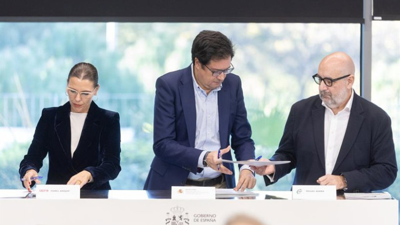 Archivo - El ministro para la Transformación Digital y de la Función Pública, Óscar López, con los representantes de CSIF, Miguel Borra, y de la Federación de Servicios Públicos de UGT, Isabel Araque, en una imagen de archivo | Eduardo Parra - Europa Press - Archivo ep archivo el ministro para la transformacion digital y de la funcion publica oscar lopez con los