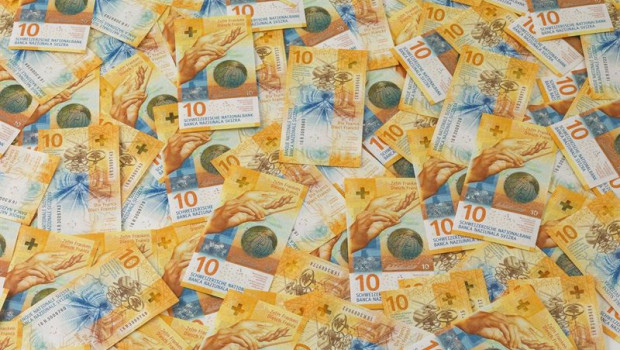 ep archivo   el nuevo billete de 10 francos suizos emitido el ano pasado por el banco nacional de