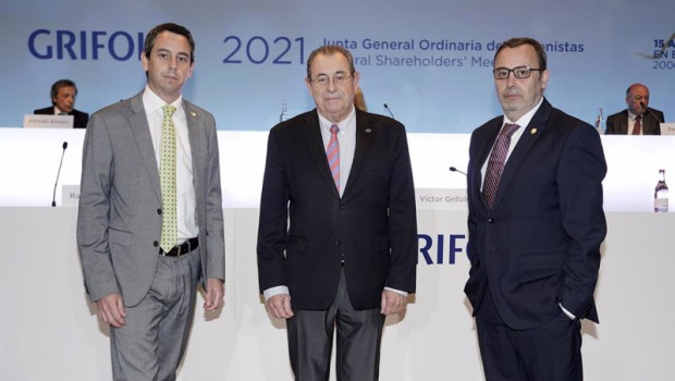ep archivo   el presidente de grifols victor grifols junto a los co consejeros delegados raimon