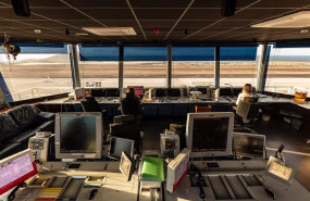 ep archivo   interior de la torre de control de tenerife sur