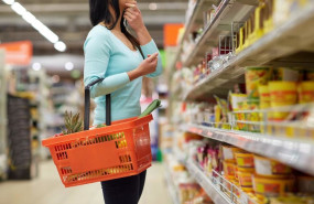 ep archivo   mujer haciendo la compra en un supermercado