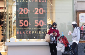 ep archivo   un escaparate avisa de los descuentos durante black friday 20241125121602