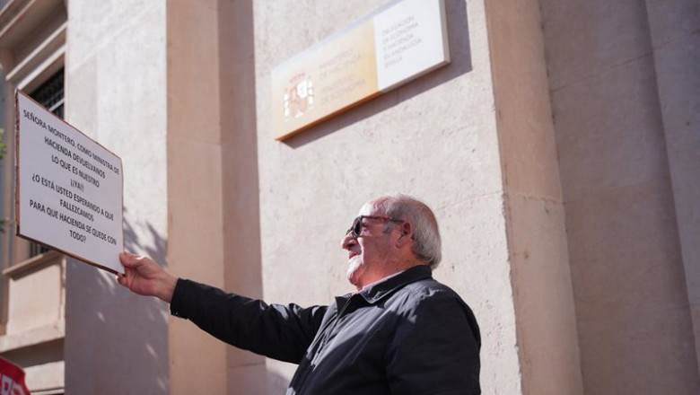 ep archivo un pensionista mutualista durante una concentracion en sevilla ep archivo un pensionista mutualista durante una concentracion en sevilla