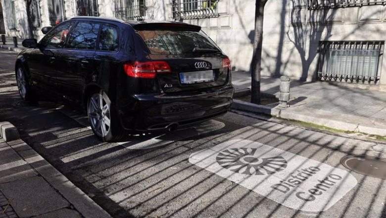 ep archivo   un vehiculo circula dos dias despues de la entrada en vigor de la zona de bajas