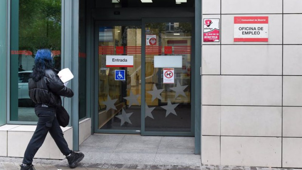 ep archivo   una joven entrando en una oficina de empleo 20241025102004