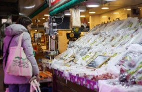 ep archivo   una mujer realiza compras en un mercado