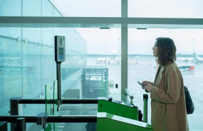ep archivo   una pasajera pasa el control de reconocimiento biometrico antes de embarcar en un vuelo