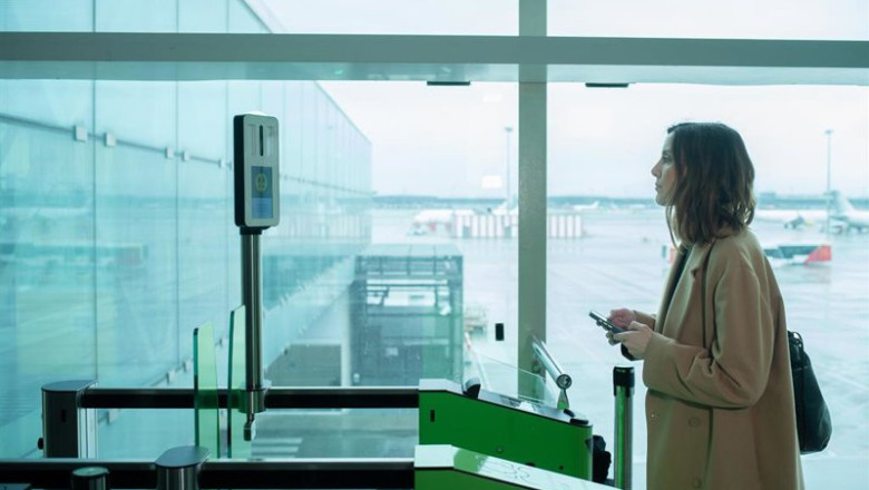 Archivo - Una pasajera pasa el control de reconocimiento biométrico antes de embarcar en un vuelo en el aeropuerto de El Prat. | David Zorrakino - Europa Press - Archivo ep archivo una pasajera pasa el control de reconocimiento biometrico antes de embarcar en un vuelo