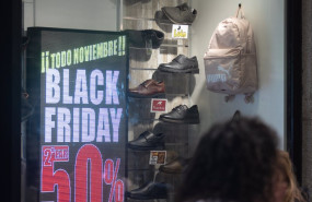 ep archivo   una persona pasa por delante de una tienda que anuncia un cartel publicitario del black 20231223161304