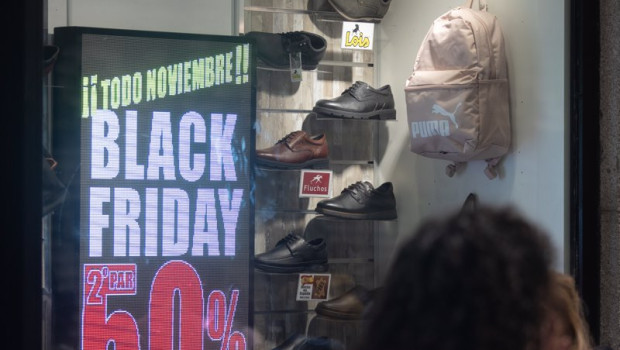 ep archivo   una persona pasa por delante de una tienda que anuncia un cartel publicitario del black 20231223161304