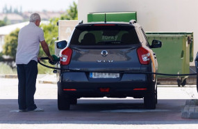 ep archivo   una persona reposta en una gasolinera a 14 de julio de 2023 en madrid espana el viernes