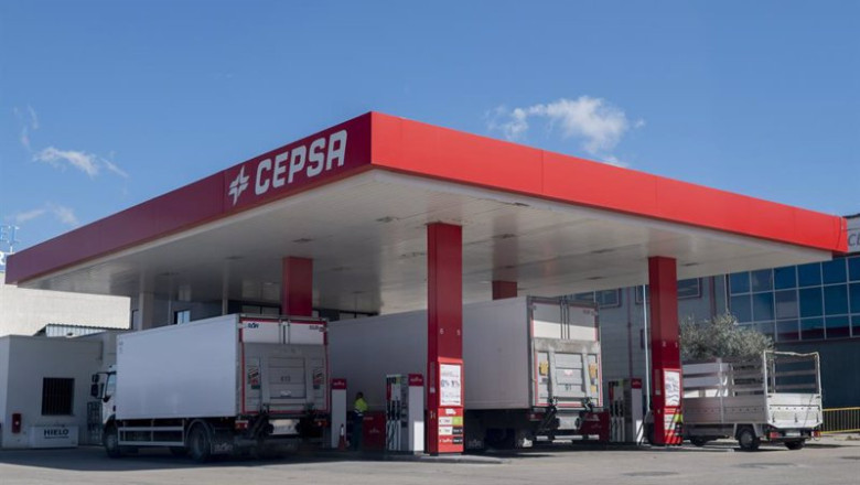 Varios camiones repostan en una gasolinera. | Alberto Ortega - Europa Press - Archivo ep archivo varios camiones repostan en una gasolinera el dia en que ha entrado en vigor la rebaja