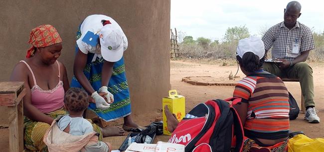 Atendiendo a pacientes con malaria en África | ISGLOBAL/LAURA DELGADO ep atendiendopacientesmalaria en africa