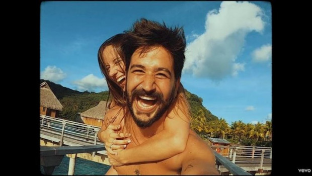 ep camilo y evaluna en el videoclip favorito