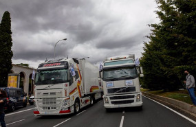 ep caravana de vehiculos y camiones