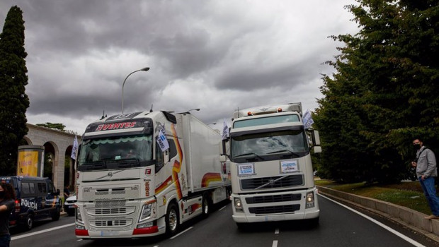 ep caravana de vehiculos y camiones