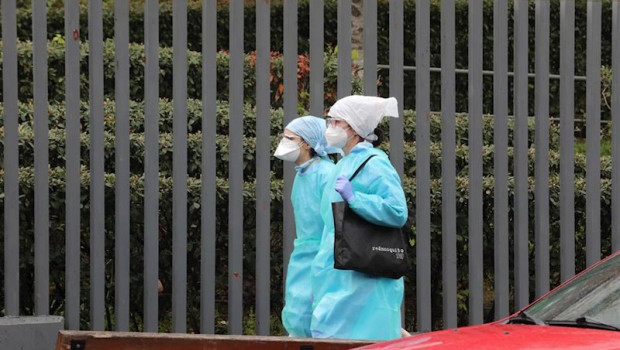 ep dos trabajadoras totalmente protegidas pasean al lado de la residencia de mayores amavir puente