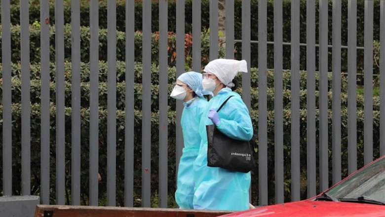 Dos trabajadoras totalmente protegidas pasean al lado de la Residencia de mayores Amavir Puente de Vallecas | Marta Fernández Jara - Europa Press ep dos trabajadoras totalmente protegidas pasean al lado de la residencia de mayores amavir puente