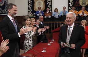 ep eduardo mendoza recibepremio cervantesmanosfelipe vi