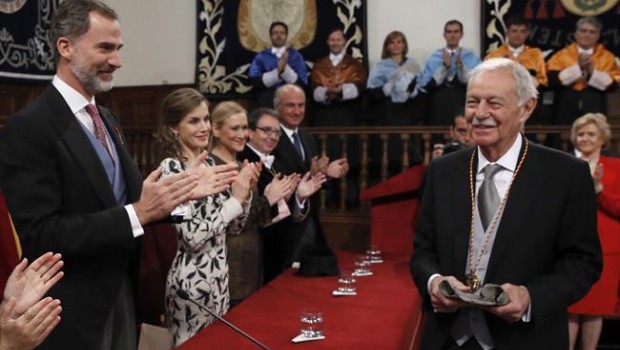 ep eduardo mendoza recibepremio cervantesmanosfelipe vi