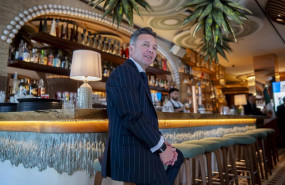 ep el gobernador de jalisco pablo lemus durante la entrega del distintivo t al restaurante bakan a