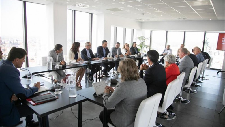 El ministro de Cultura y Deporte en funciones, José Guirao (4i), el presidente del Gobierno en funciones, Pedro Sánchez (5i) y el secretario del área de deportes del PSOE, Iban García del Blanco (6i), durante la reunión con representantes del mundo del de | Psoe ep el ministro de cultura y deporte en funciones jose guirao 4i el presidente del gobierno en