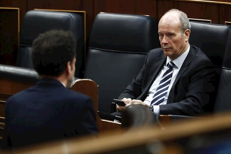https://img2.s3wfg.com/web/img/images_uploaded/e/9/ep_el_ministro_de_justicia_juan_carlos_campo_d_conversa_con_el_diputado_de_ciudadanos_edmundo_bal.jpg