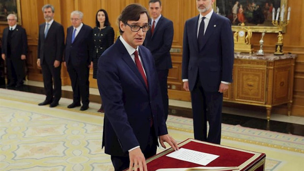 ep el nuevo ministro de sanidad salvador illa jura o promete su cargo ante el rey felipe vi en el