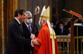ep el presidente de ceoe antonio garamendi i saluda al obispo de santiago de compostela julian