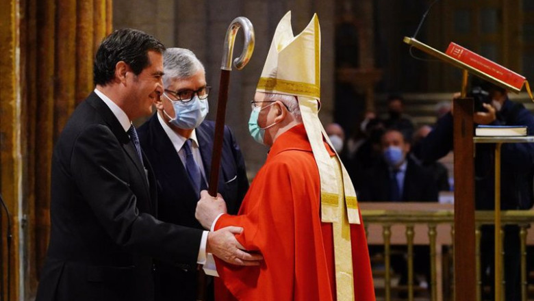 El presidente de CEOE, Antonio Garamendi (i), saluda al obispo de Santiago de Compostela, Julián Barrio Barrio, a su llegada a una ofrenda al Apóstol Santiago, a 12 de noviembre de 2021, en Santiago de Compostela, Galicia, (España). Garamendi, en represen | Álvaro Ballesteros - Europa Press ep el presidente de ceoe antonio garamendi i saluda al obispo de santiago de compostela julian