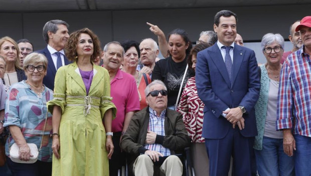 ep el presidente de la junta de andalucia juanma moreno preside el acto de entrega de llaves de la